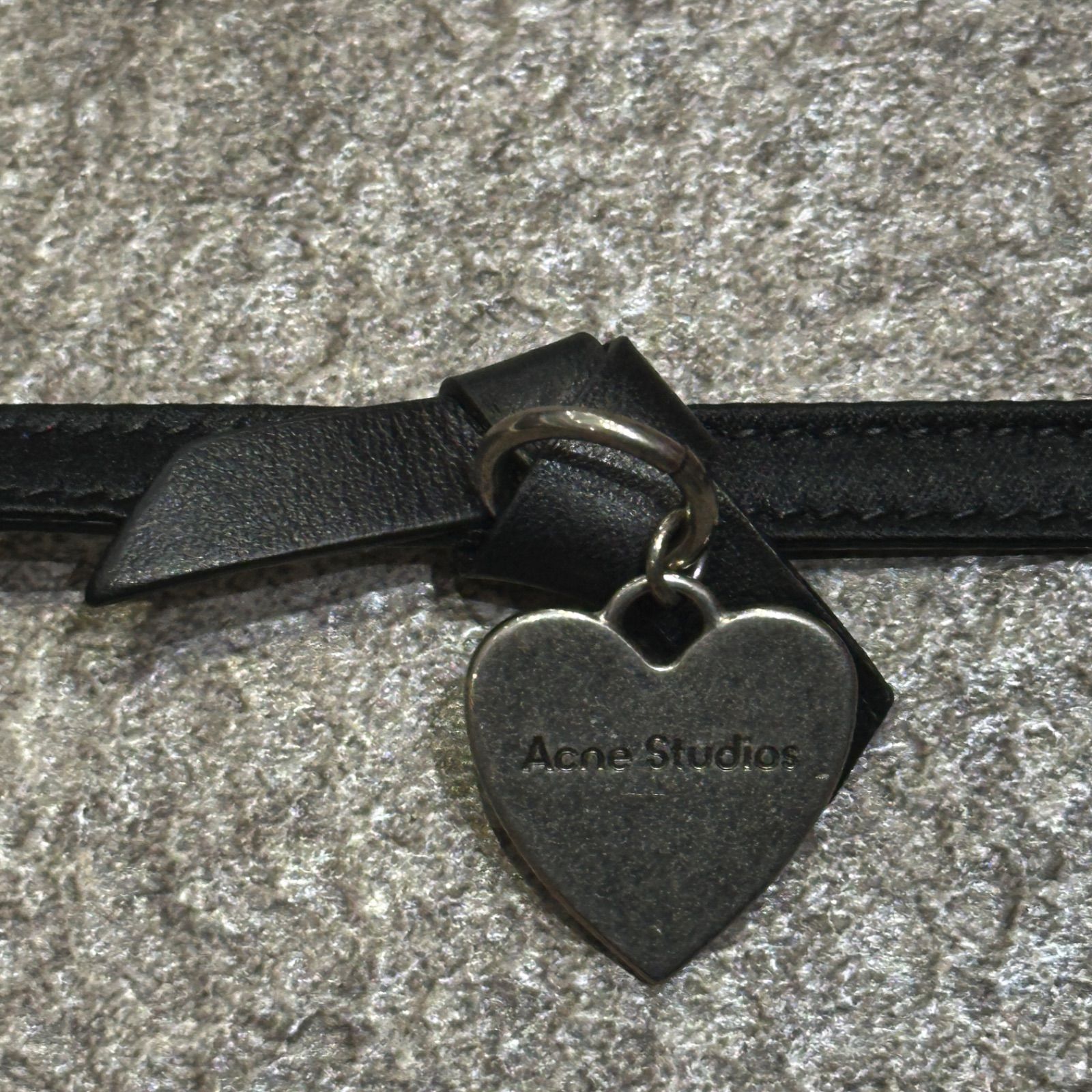 Acne Studios ハートチャームレザーブレスレット 国内正規 Acne Studios ハート チャーム レザー ブレスレット アクネ
