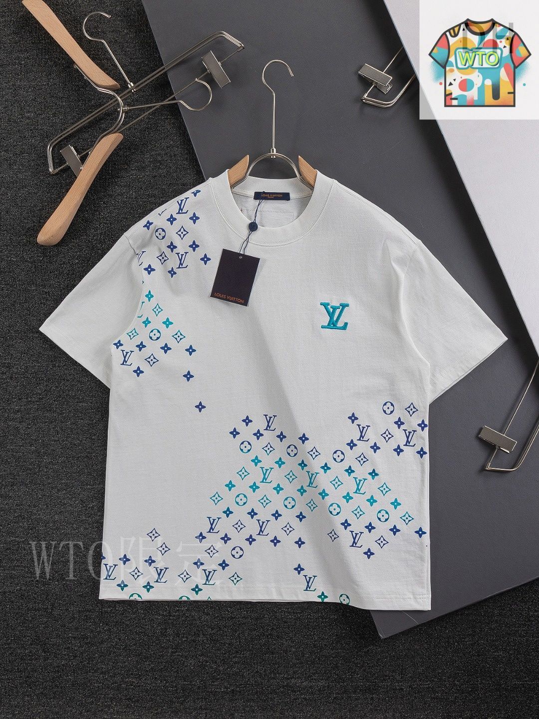 【25SS/お洒落なグラデーション★】Louis Vuitton Tシャツ 2色 今日特価】Louis Vuitton 25ss グラフィティロゴ T シャツ