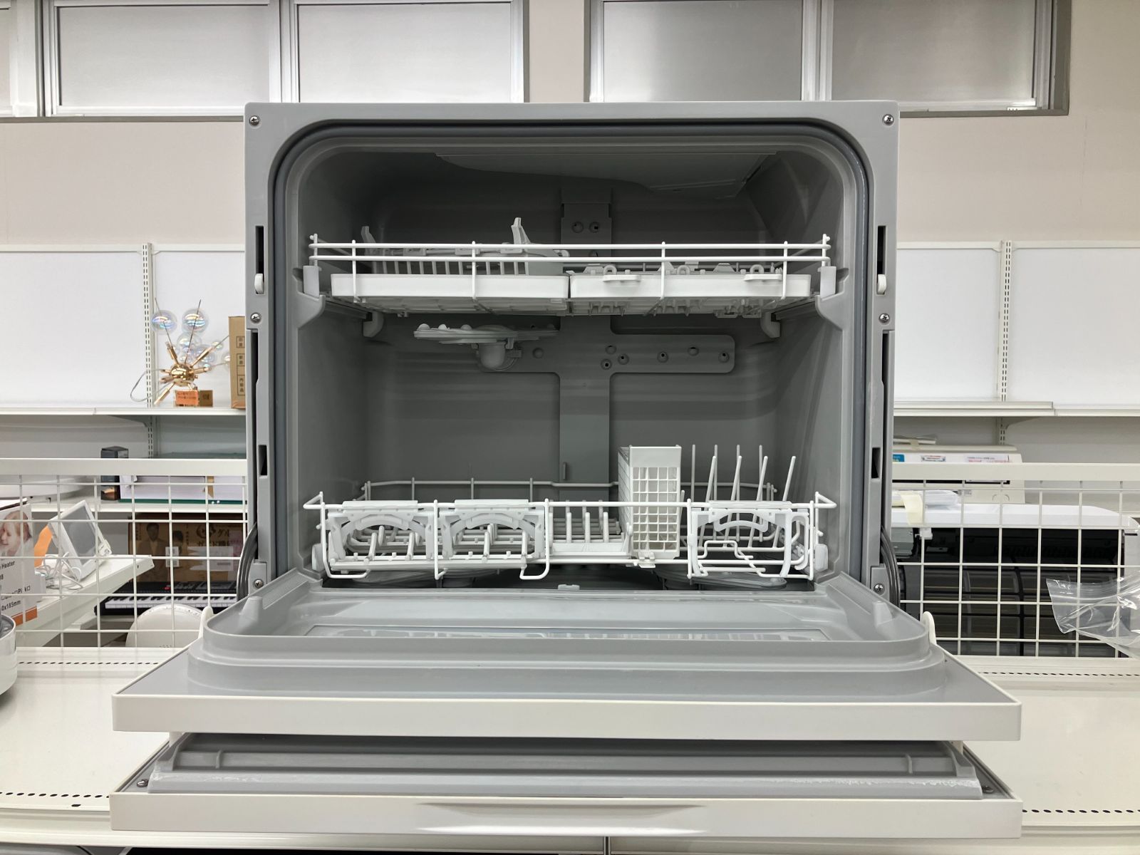 Panasonic 食器洗い乾燥機 2021年製 NP-TH4-W】 - メルカリ
