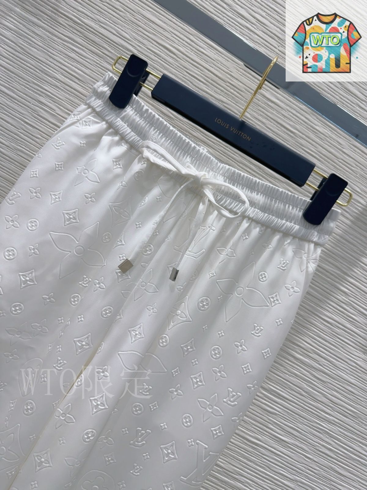 今日 Louis Vuitton ロゴエンボス パンツ -1