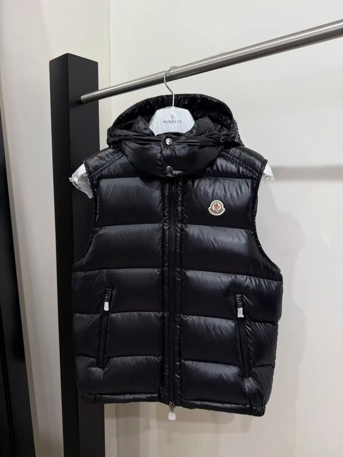 MONCLER ブラック ダウンベスト ユニセックス MONCLER(モンクレール) ユニセックス カジュアル ロゴ 黒 フード
