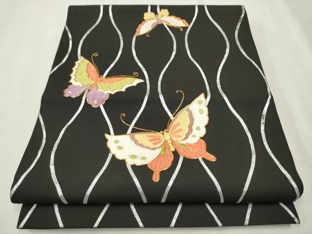 平和屋着物●塩瀬　九寸名古屋帯　総刺繍　駒刺繍　縦枠舞蝶文　黒地　金彩　正絹　逸品　CAAT8082hy 平和屋着物○塩瀬 九寸名古屋帯 総刺繍 駒刺繍 縦枠舞蝶文 黒地 金彩