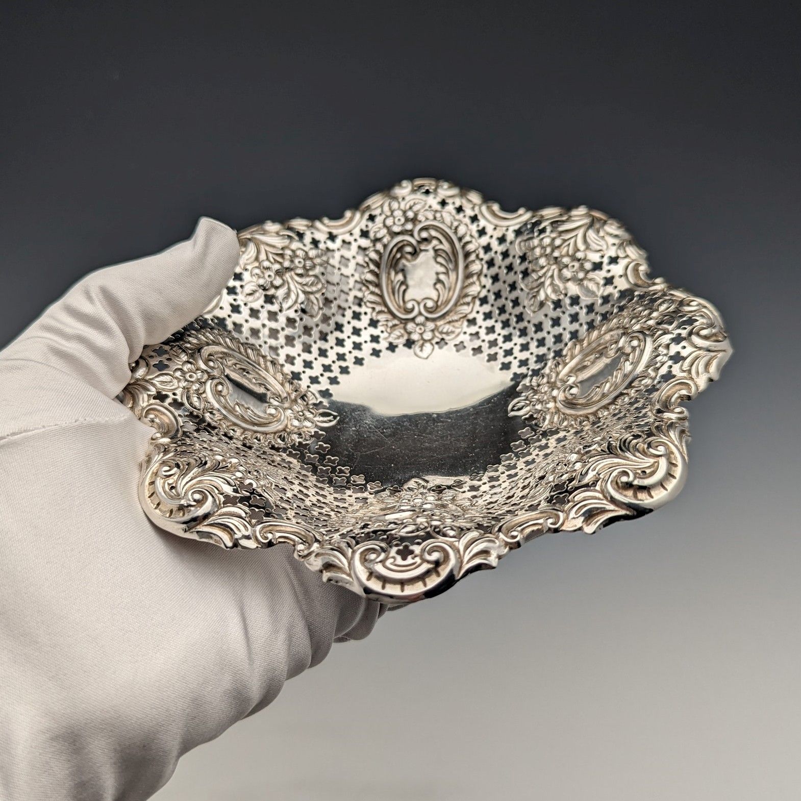 1895年 英国アンティーク 純銀製 花装飾 ディッシュ 111g James Dixon ＆ Sons 1895年 英国アンティーク 純銀製 花装飾 ディッシュ 111g James