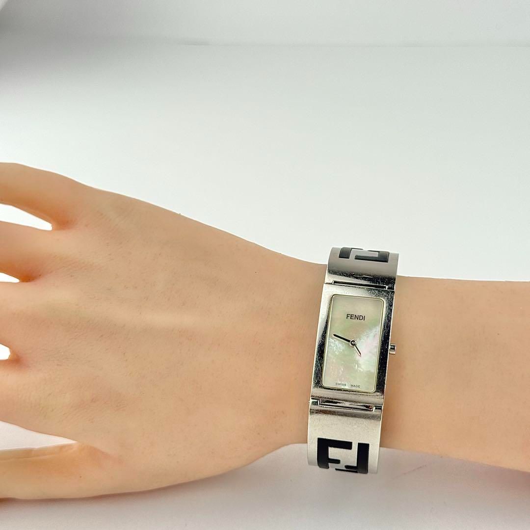フェンディ ホワイトシェル文字盤 バングル 電池 レディース 腕時計 497