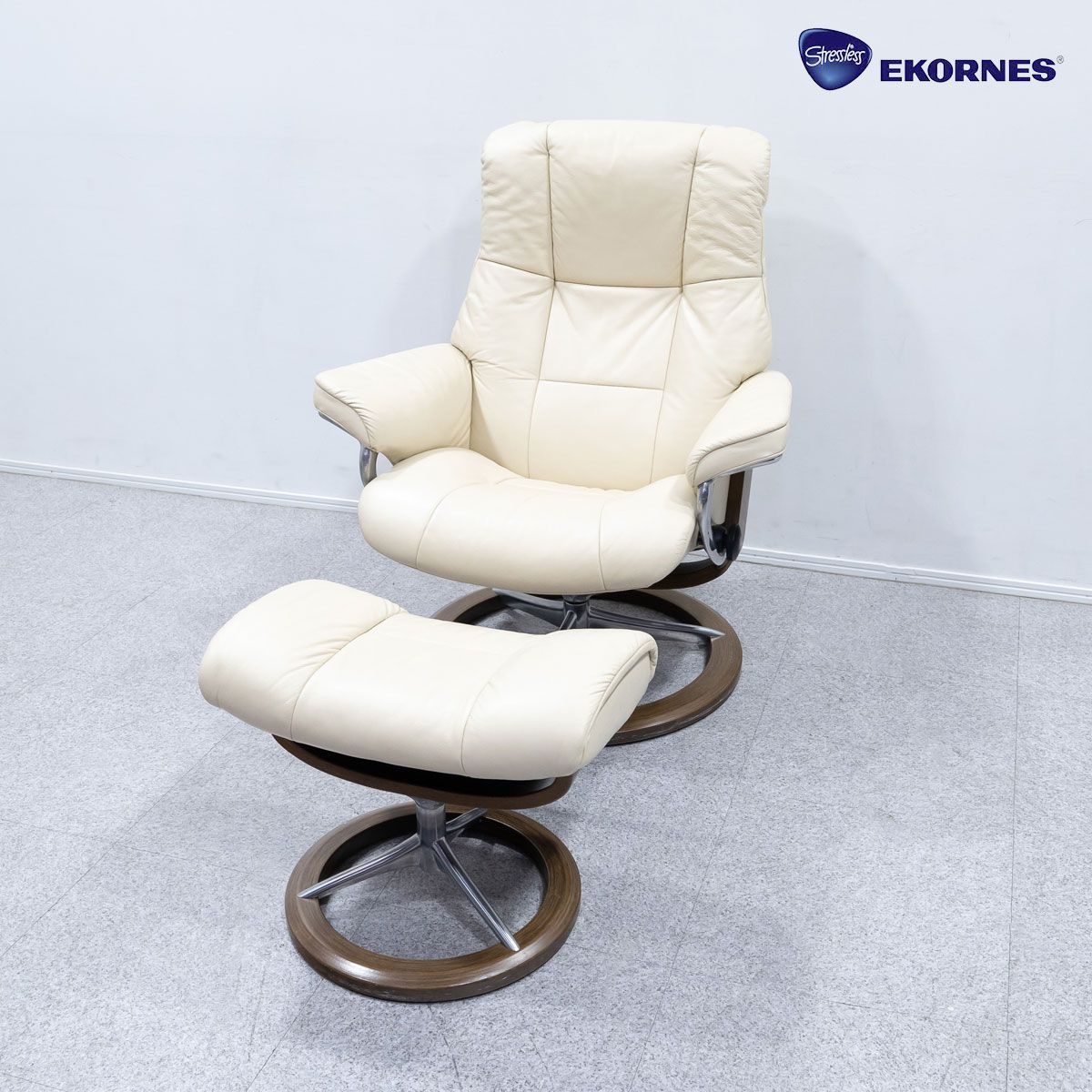 中古品】Ekornes エコーネス Stressless Mayfair ストレスレスメイフェア リクライニング チェア オットマン付  シグニチャーベース Mサイズ レザー クリーム 定価36万 - メルカリ