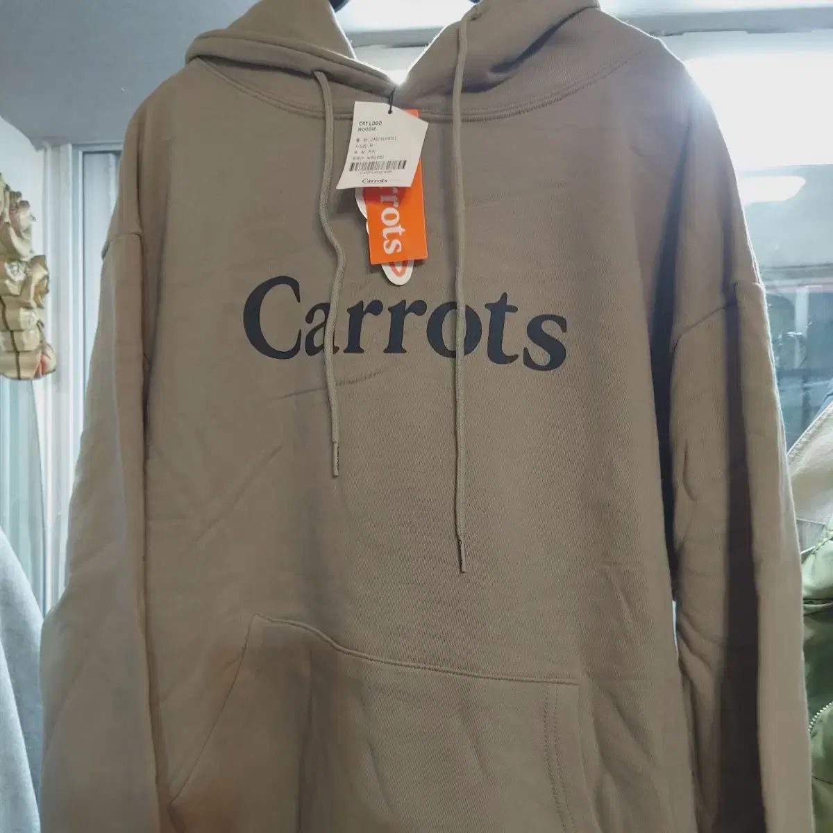 【雷市場（ポンジャン）商品韓国直送】 人参 フード付きTシャツ カーキ M サイズ
