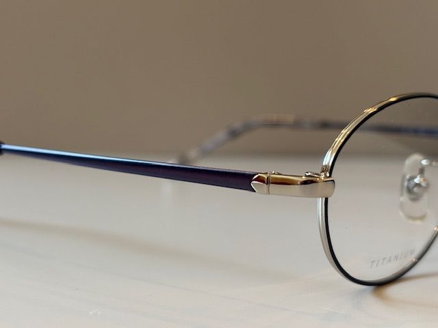 店頭引き上げ品 INDIVI インディヴィ メガネフレーム&ケース です 個性 アイウェア ハードケース チタン チタニウム