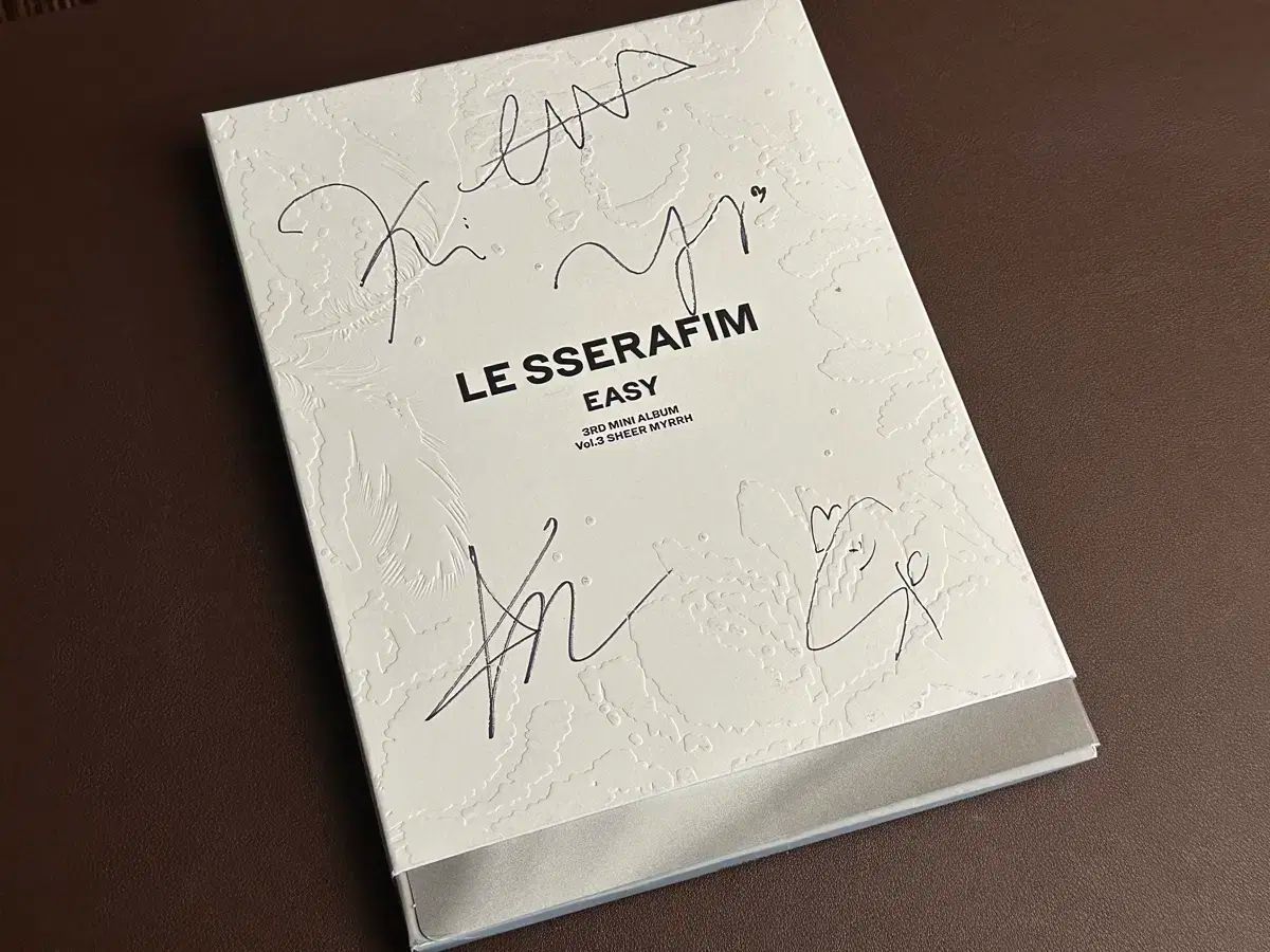 【雷市場（ポンジャン）商品韓国直送】LE SSERAFIM(ルセラフィム・ルセラ) LE SSERAFIM サイン入り サイン入り アルバム 非売品