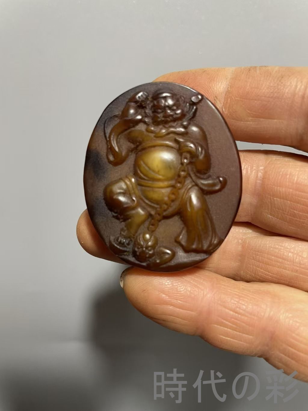 古 中国古美術 旧蔵 天然牛角 彫刻 鍾魁捉鬼 牌子 唐物 古玩 骨董 お守り 装身具 細密彫刻 R07092908