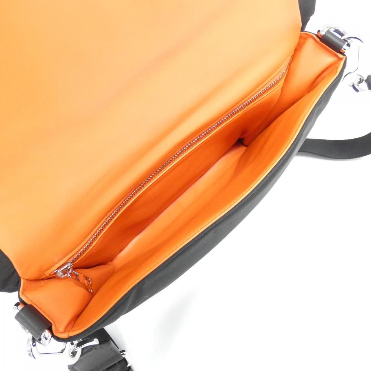 ロエベ ゴヤ パファー B896G22X01 ショルダーバッグ - メルカリ