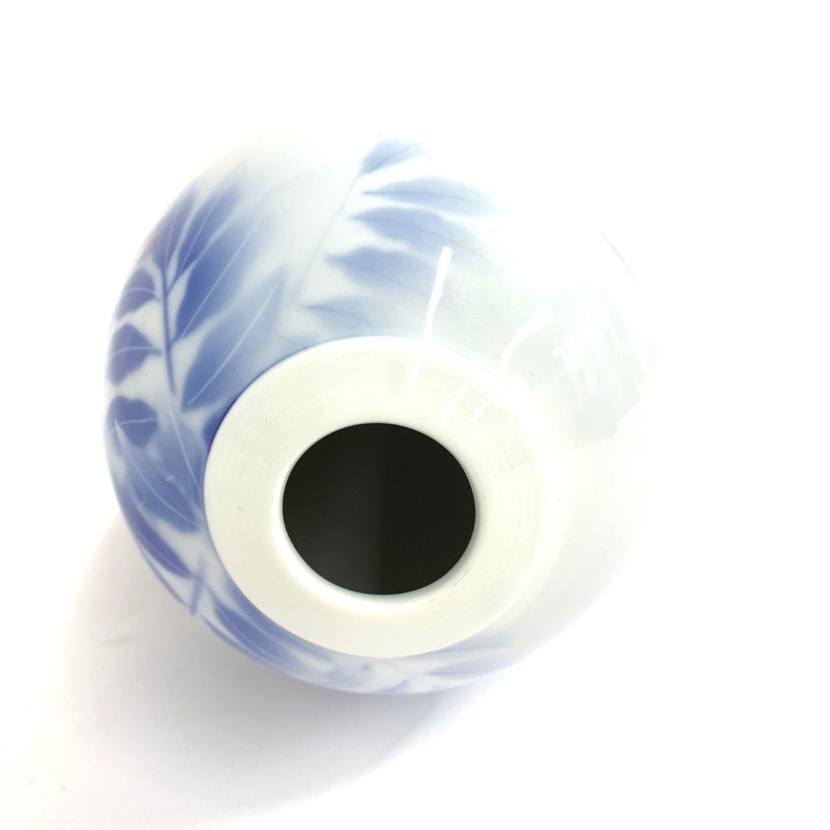 深川製磁 君島一郎 白磁 貼付 葉文 花瓶 高さ約25cm 深川製磁 君島一郎 白磁 貼付 葉文 花瓶 高さ約25cm 深川製磁 君島一郎