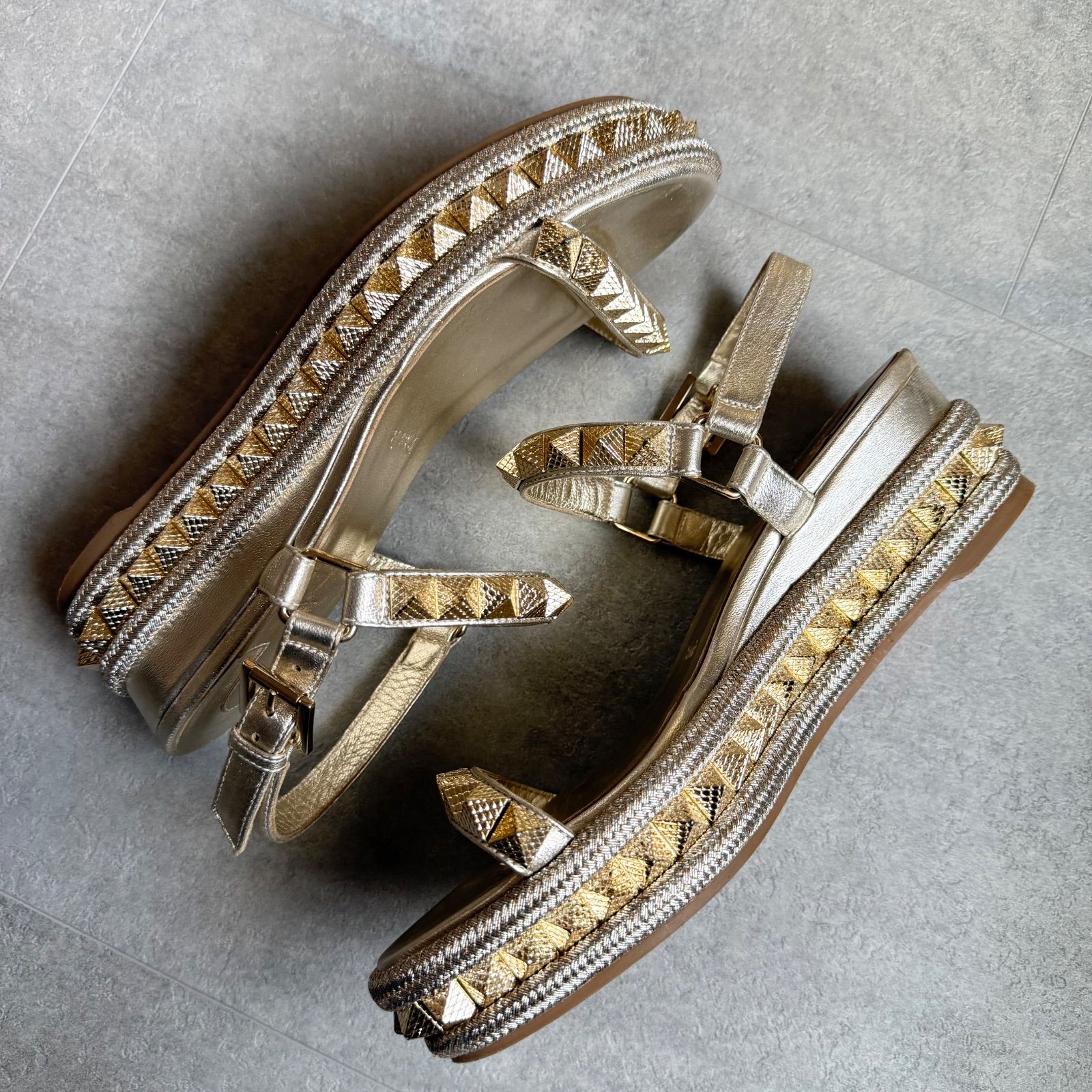 ルブタン Christian Louboutin カタクロウ ウェッジソール サンダル スタッズ ストラップサンダル ゴールド シルバー 37 24cm KIN-KAAI_COM
