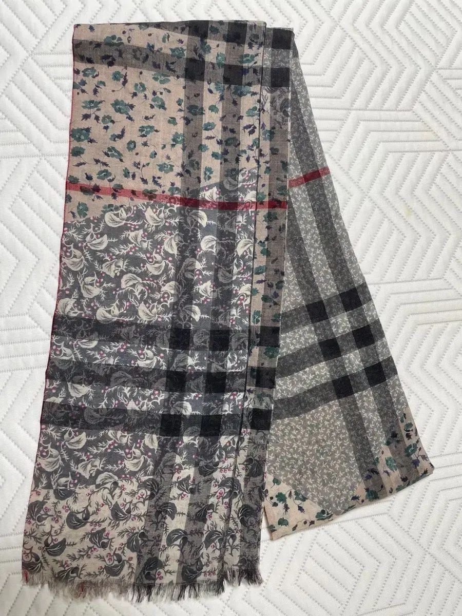 バーバリー スカーフ A MU PTCHWRK FLRL GZE