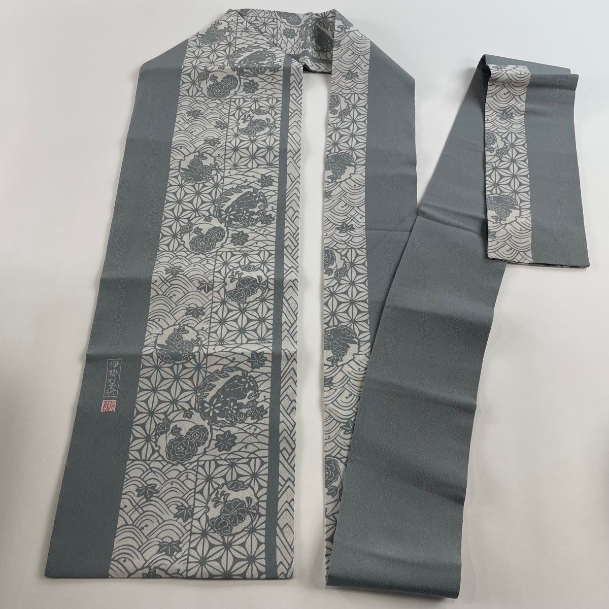 名古屋帯 美品 秀品 落款 伊勢型染 雪輪 青海波 縮緬 青灰色