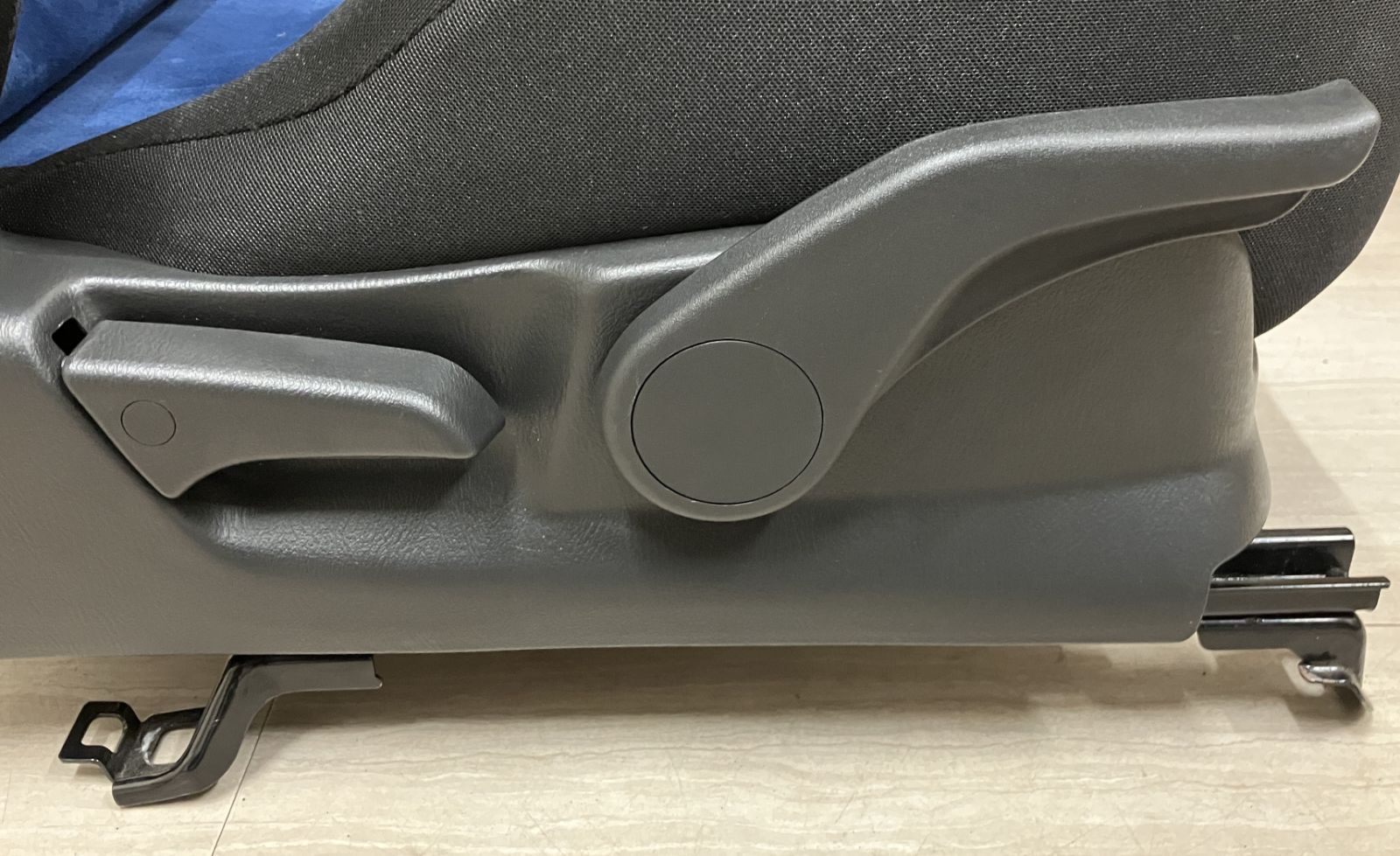 インプレッサ WRX STI（型式不明） 純正 運転席 右側 フロントシート シートレール付属 【現品限り】 ブルー×ブラック 1脚