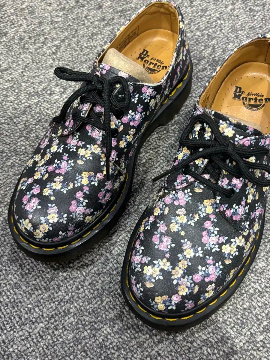 DR. MARTENS
