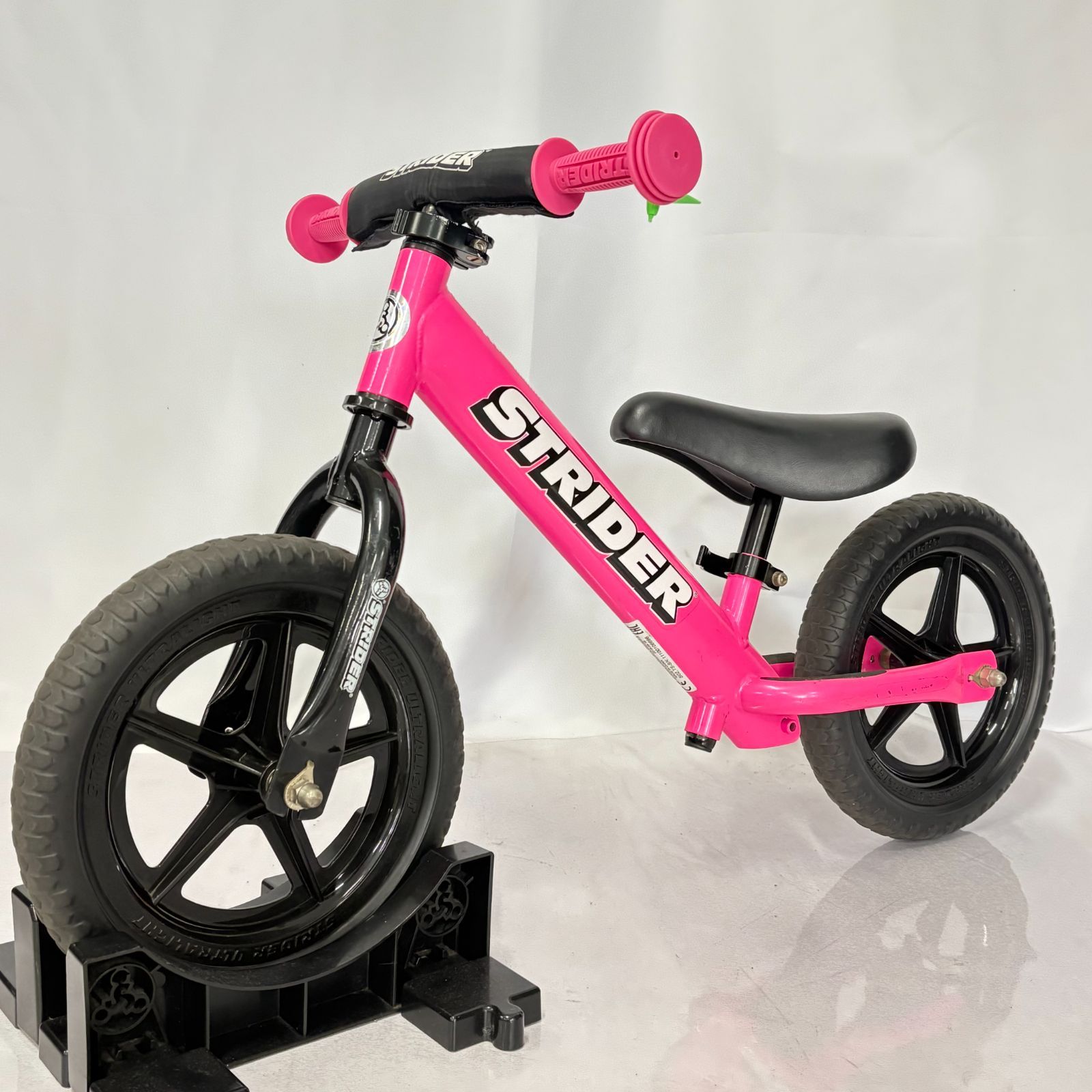 日本正規品】ストライダースポーツモデル 12インチ ピンク