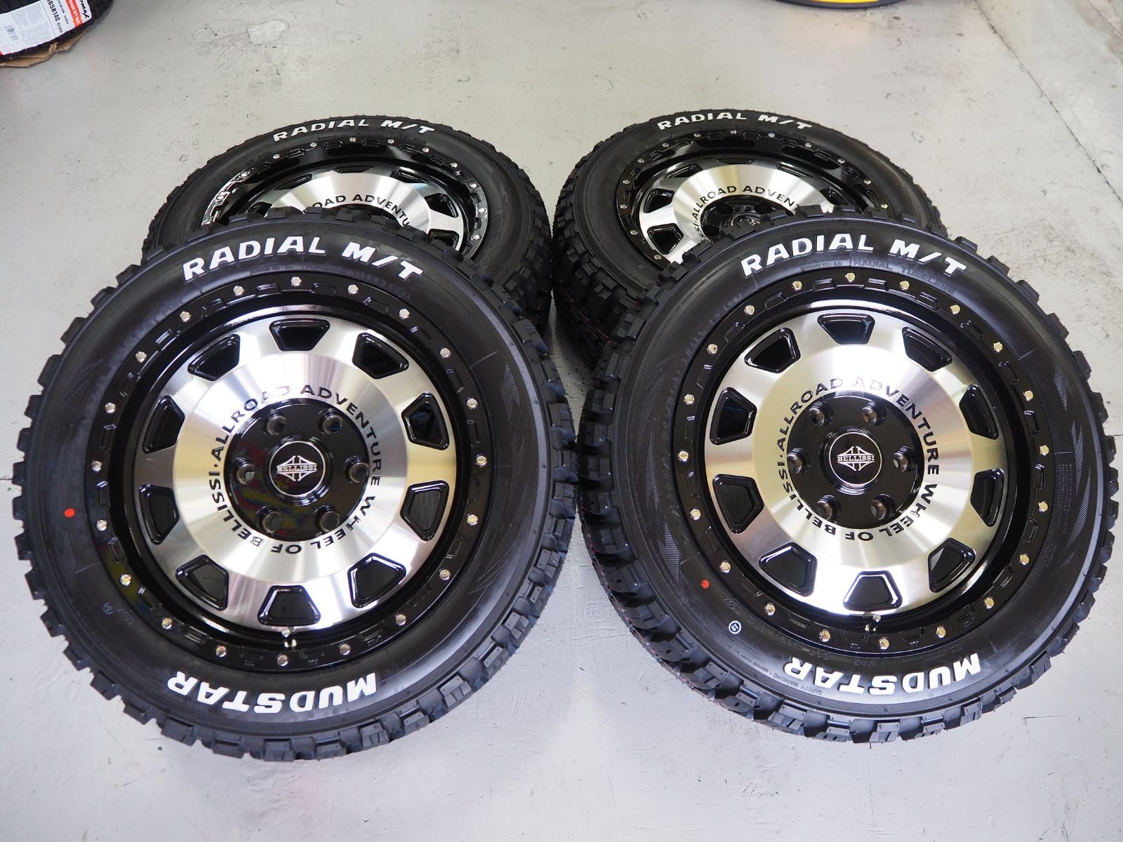 ゴツゴツ系 200系 ハイエース カスタムサイズ BELLISSI D10SS 17inch 