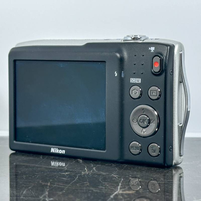 美品】Nikon COOLPIX S3300 シルバー コンパクトデジタルカメラ
