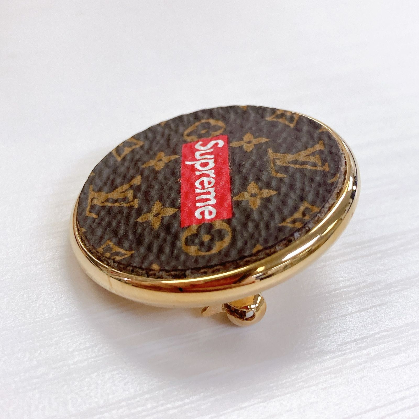 最終価格 LOUIS VUITTON ルイヴィトン シュプリーム コラボ LOUIS VUITTON × Supreme ピンバッチ MP2076  ブローチ 614 - メルカリ