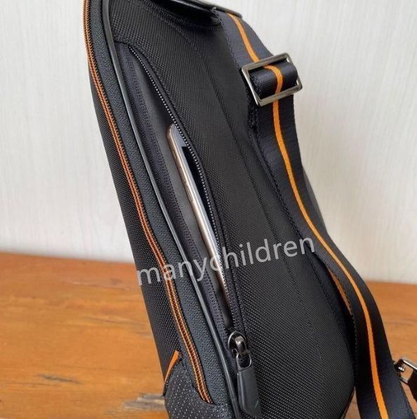 TUMI I MCLAREN 「トルク」スリング | TUMI公式サイト