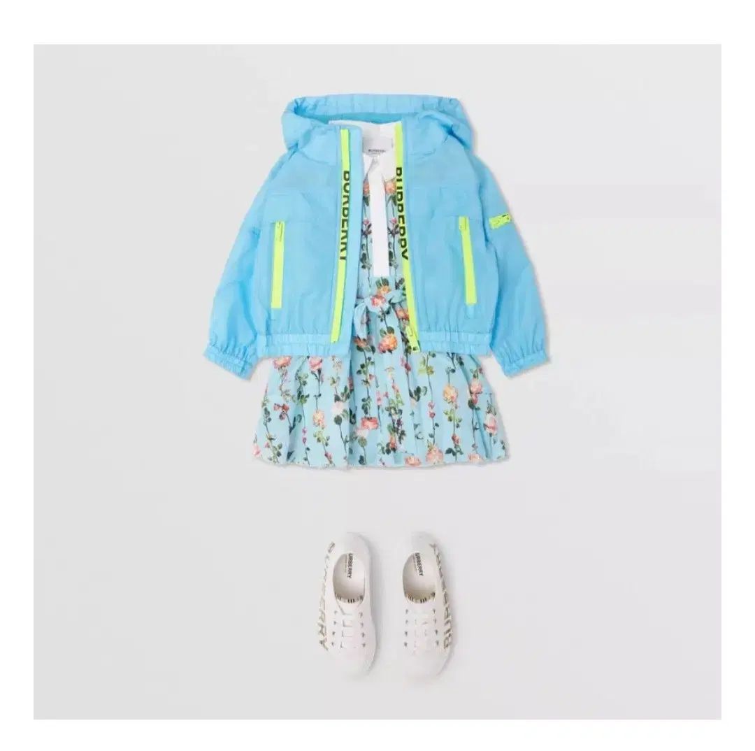 新しいラベル 3y Burberry Kids バーバリーキッズ ウィンドブレーカー