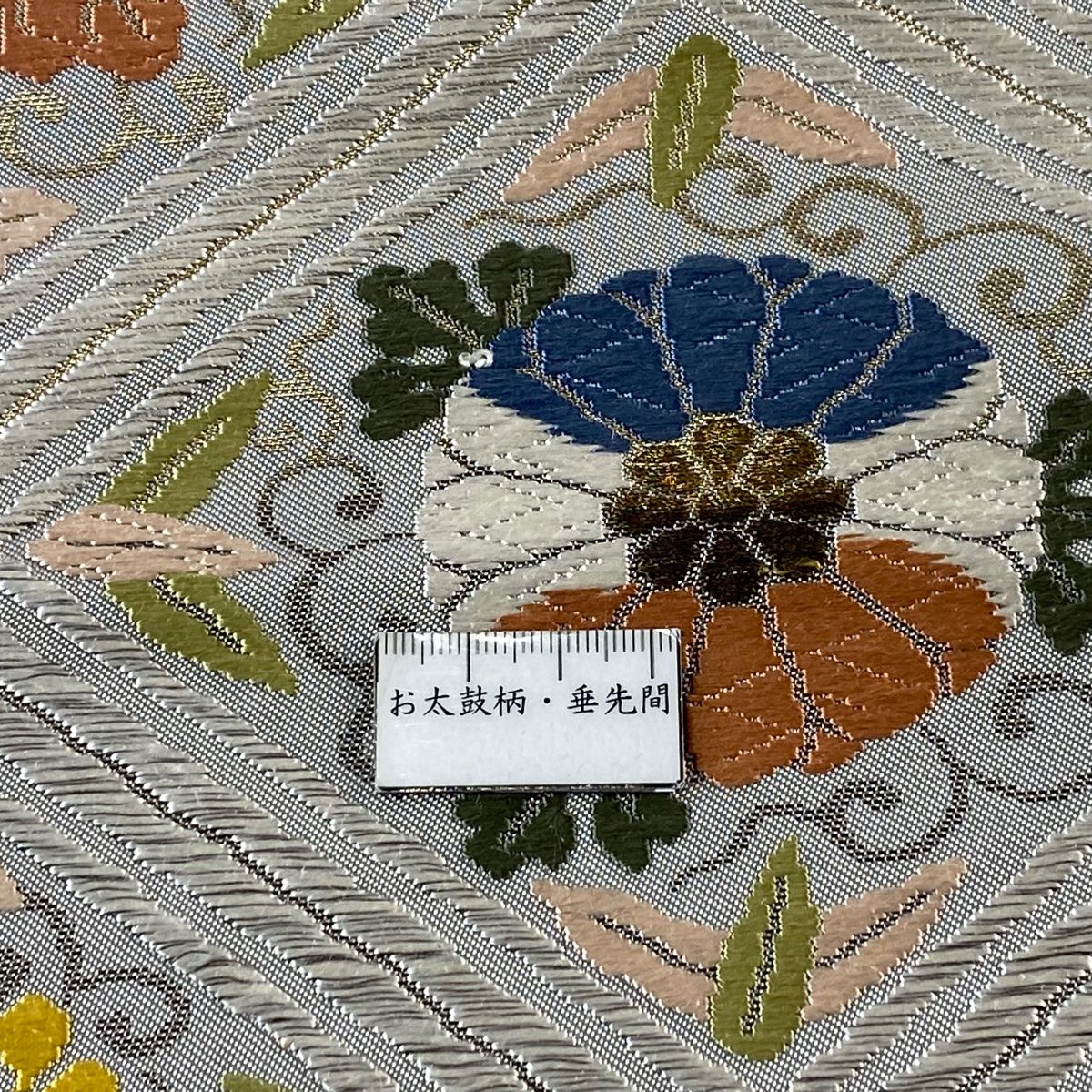 袋帯 逸品 落款 河合康幸製 吉祥錦 菱格子 菊 箔 唐織 灰色 六通