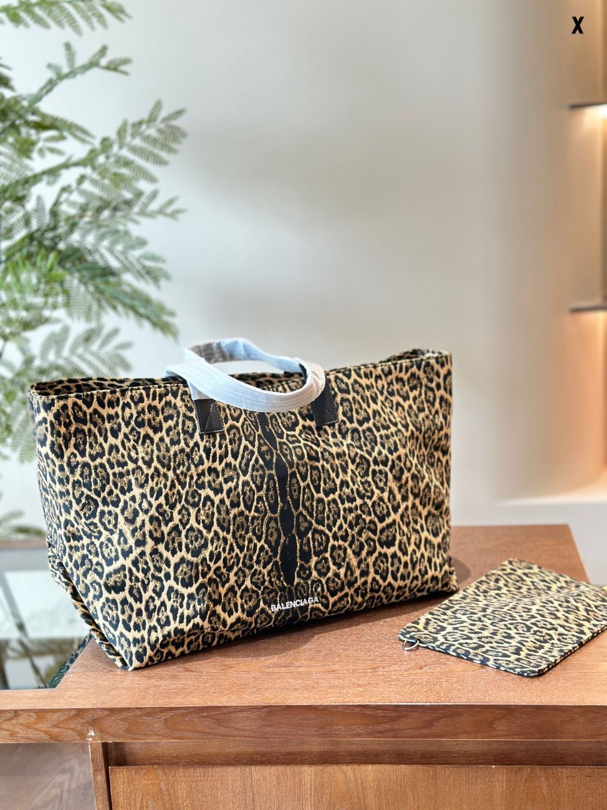今日 Balenciaga 豹紋 ショッピングバッグ 在庫 価格です