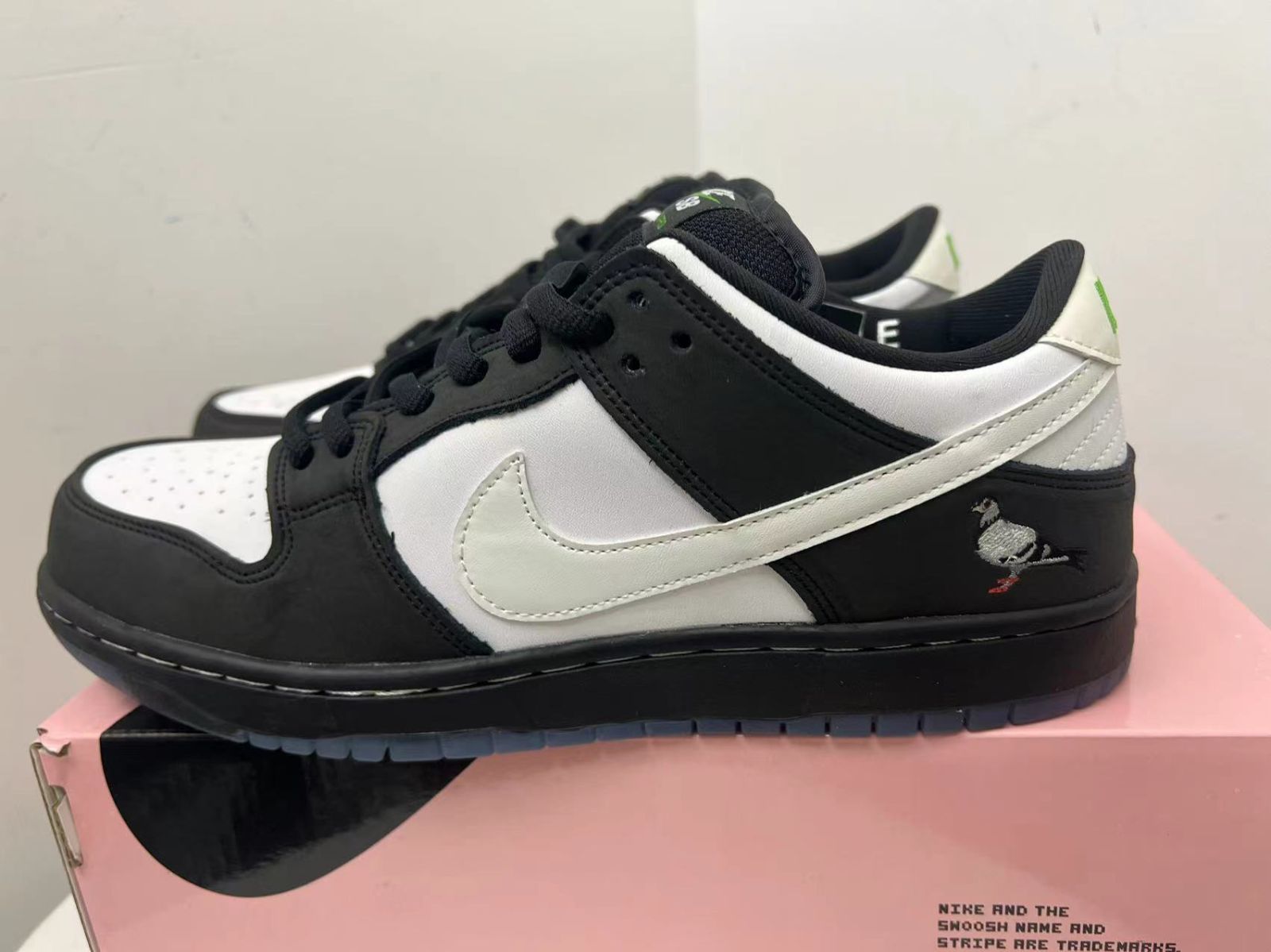 ナイキSTAPLE×NIKE SB ダンク LOW プロ PANDA PIGEONスニーカー