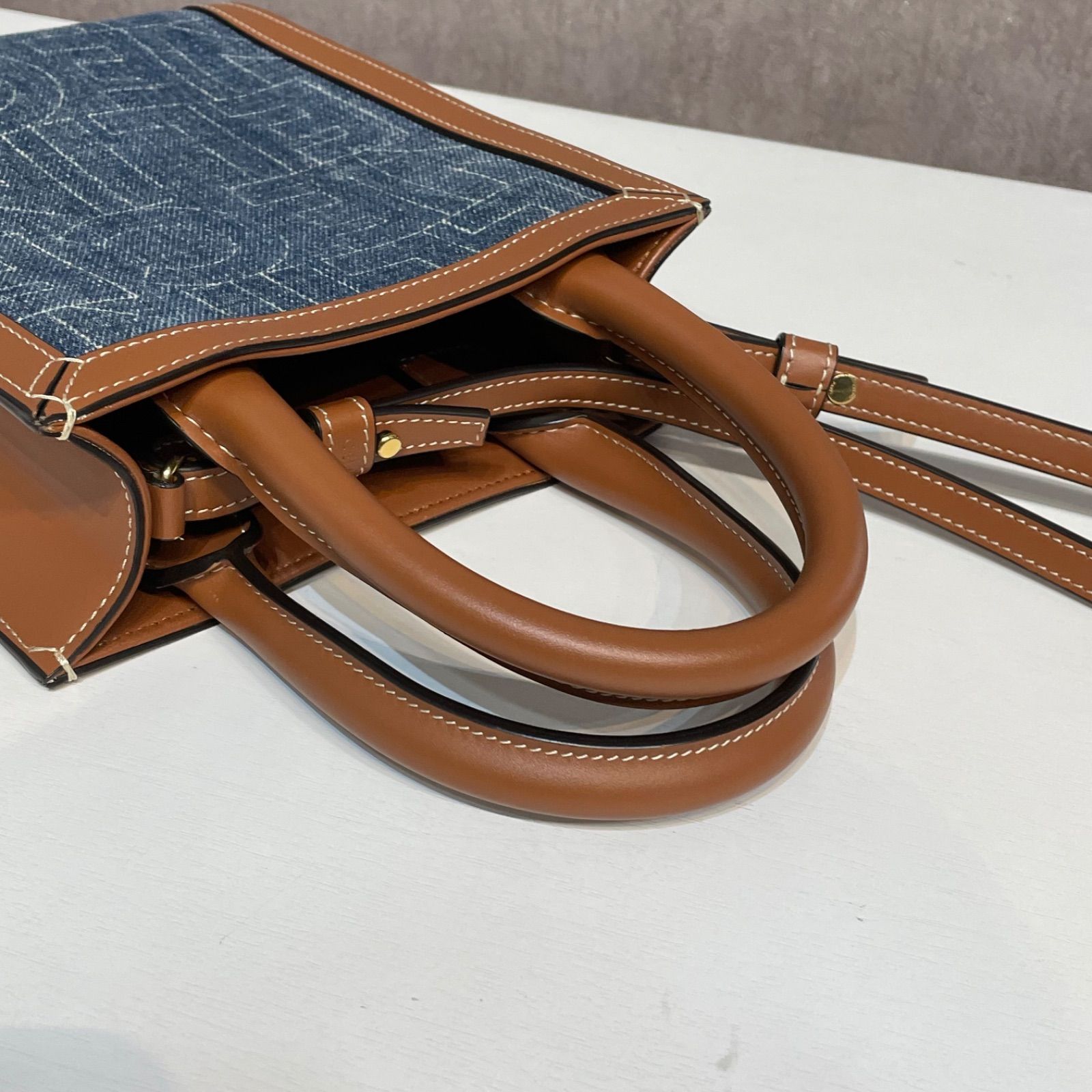 CELINE★ミニ バーティカル カバ 全面ロゴ デニム★すぐ届く！ CELINE☆ミニ バーティカル カバ 全面ロゴ デニム☆すぐ届く