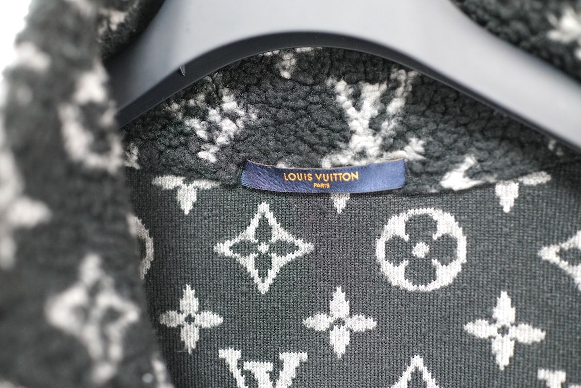 Louis Vuitton リバーシブル モノグラム ボアジャケット ロゴ LOUIS VUITTON（ルイ・ヴィトン） Louis Vuitton LV リバーシブル ボア