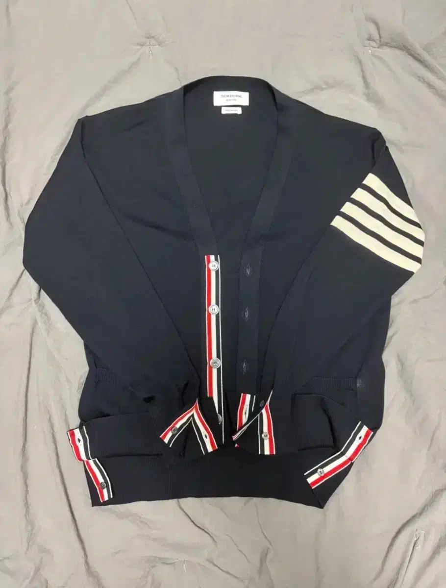 トム ブラウン メリノウール カーディガン