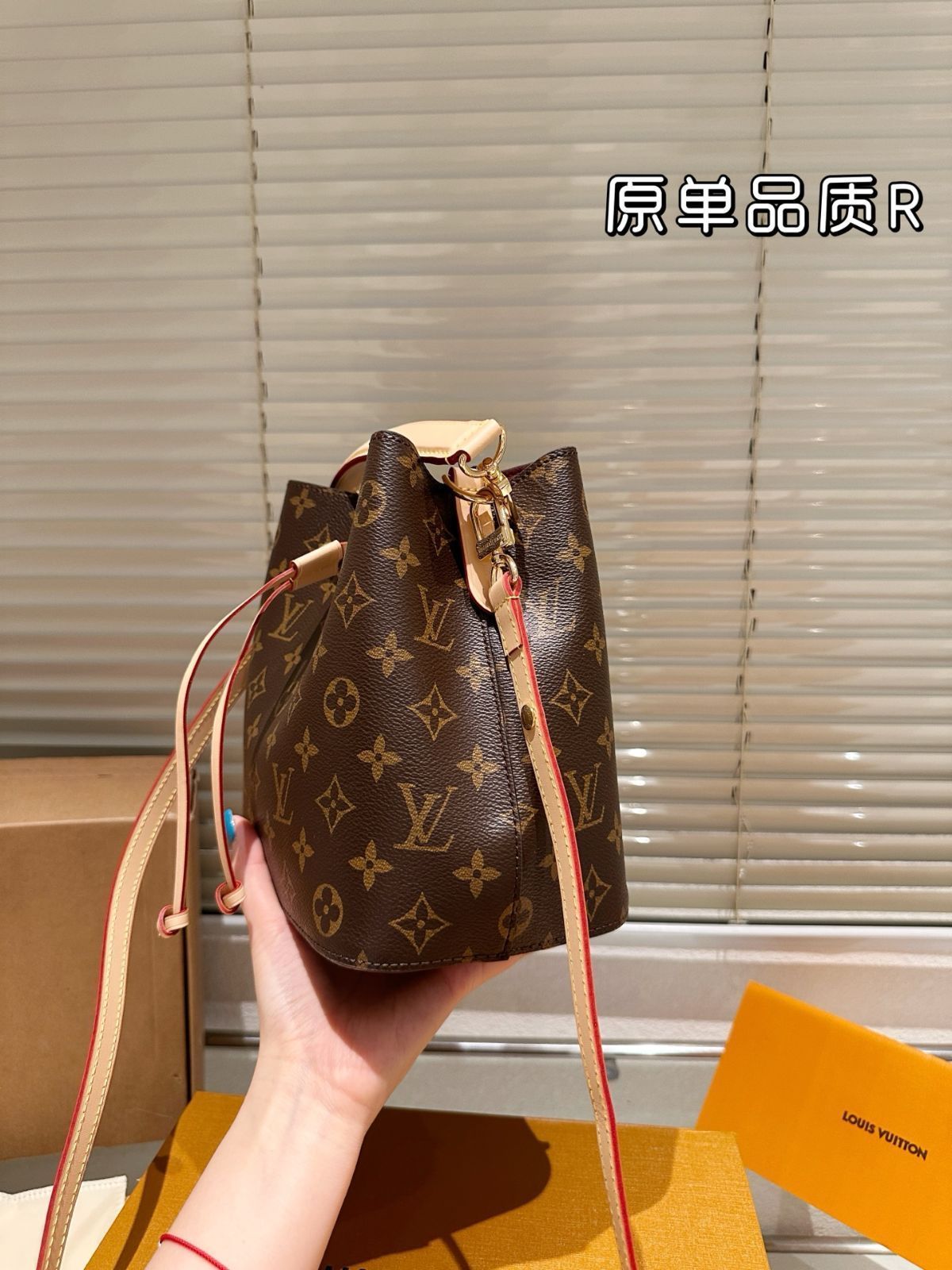 ルイヴィトン【美品】　バケットバッグ　ネオノエ　エピレザー ルイ ヴィトン エピ ネオノエ BB ノワール/サフラン M52853