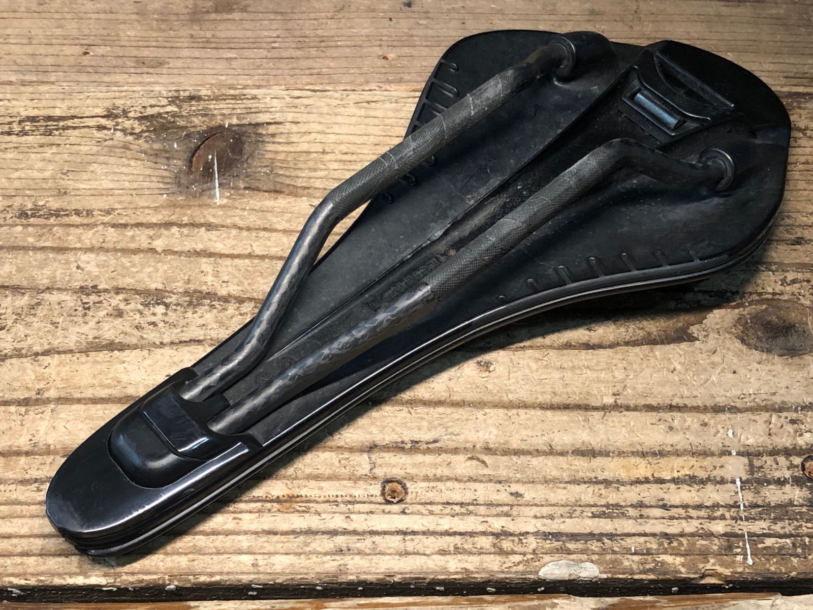 JN282 フィジーク fizik アリオネ ARIONE R1 VERSUS EVO CARBON サドル カーボンレール 130mm 先端部剥がれのためジャンク