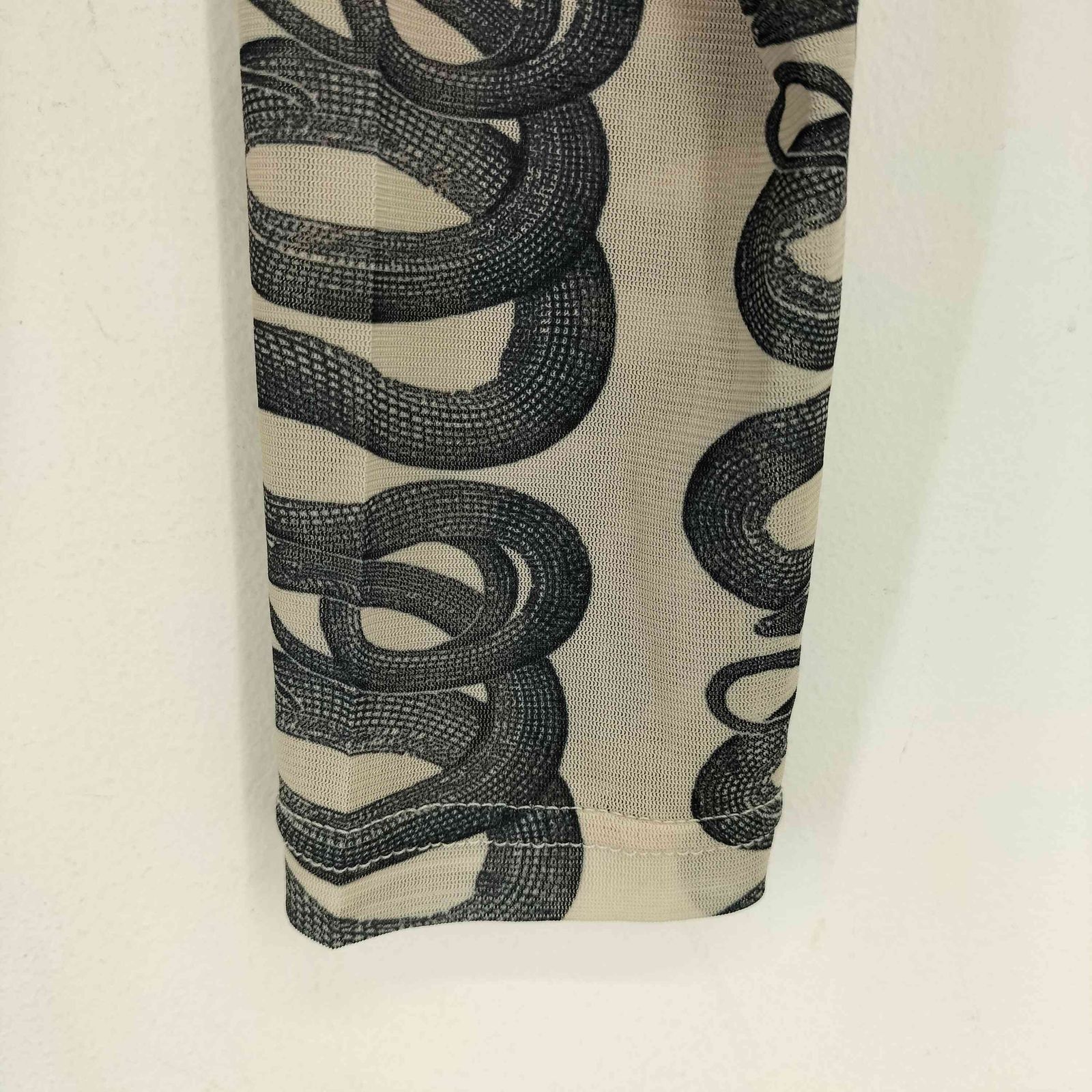即完売 HYSTERIC GLAMOUR SNAKE LOOP カットソー HYSTERIC GLAMOUR（ヒステリックグラマー）の「SNAKE LOOP柄 T