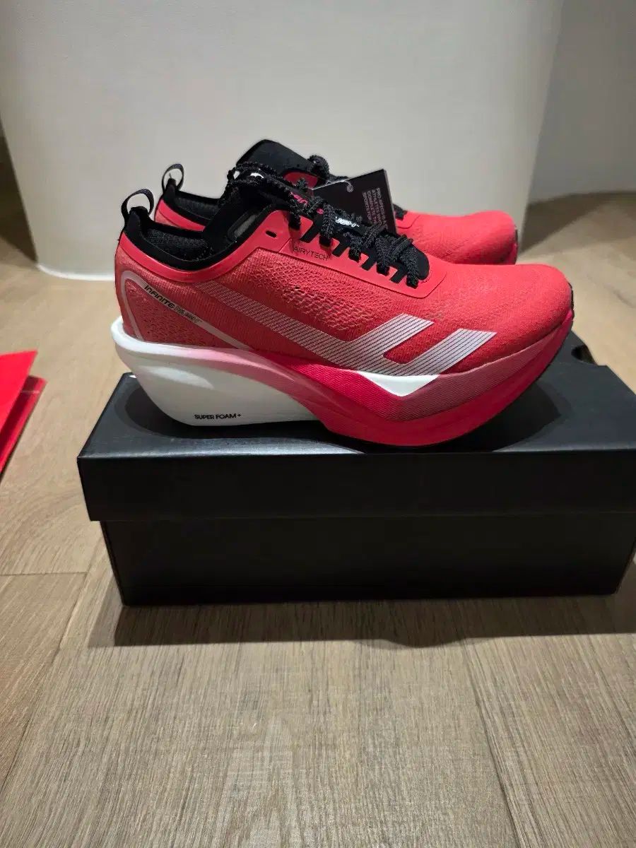 インフィニット ラッシュ PROSPECS ランニングシューズ レッド 240mm