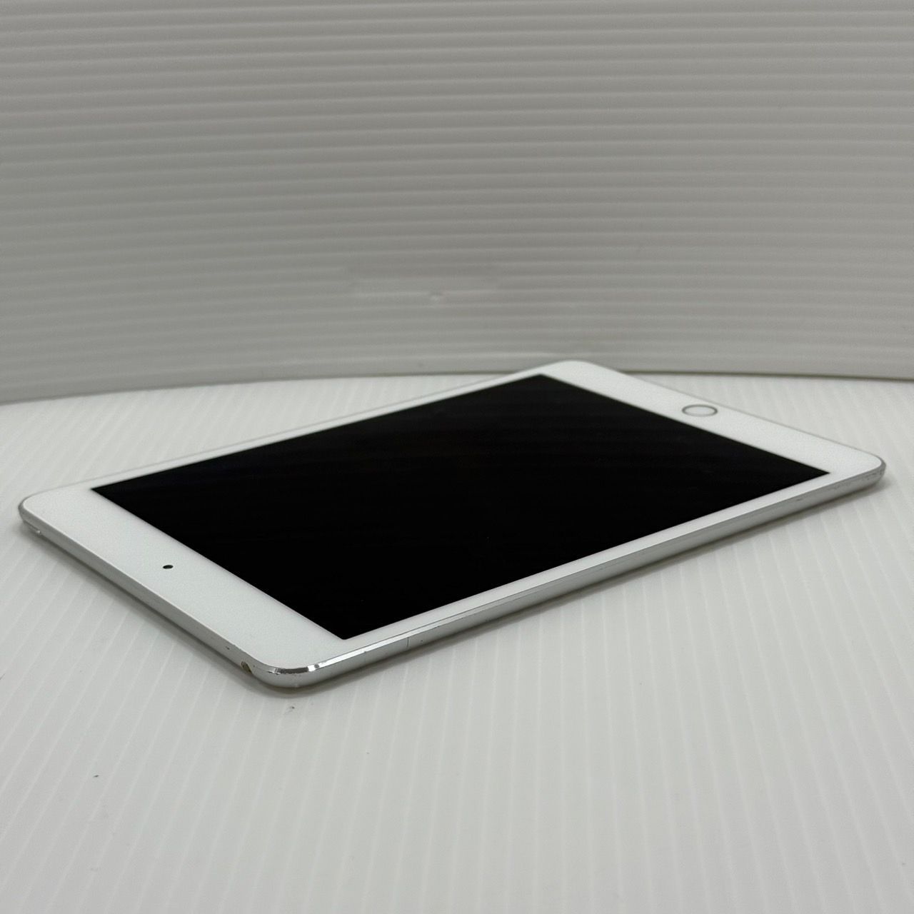 ☆iPad Mini 4 WIFIモデル シルバー32GB（MNY22J/A）Model