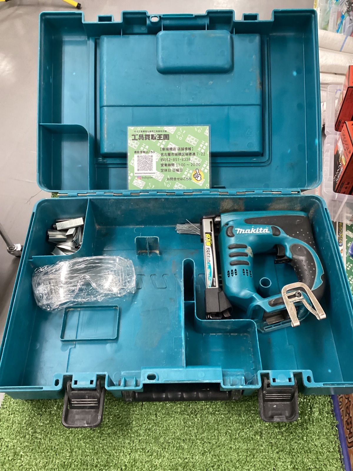 ■ makita マキタ 充電式タッカ 14.4V ST420DZK DIY 工具 打込み 動作未確認 ジャンク 10-0614-MO-4-1makita マキタ ST420DZK 充電式タッカ 14.4V 4ｍｍ 充電器