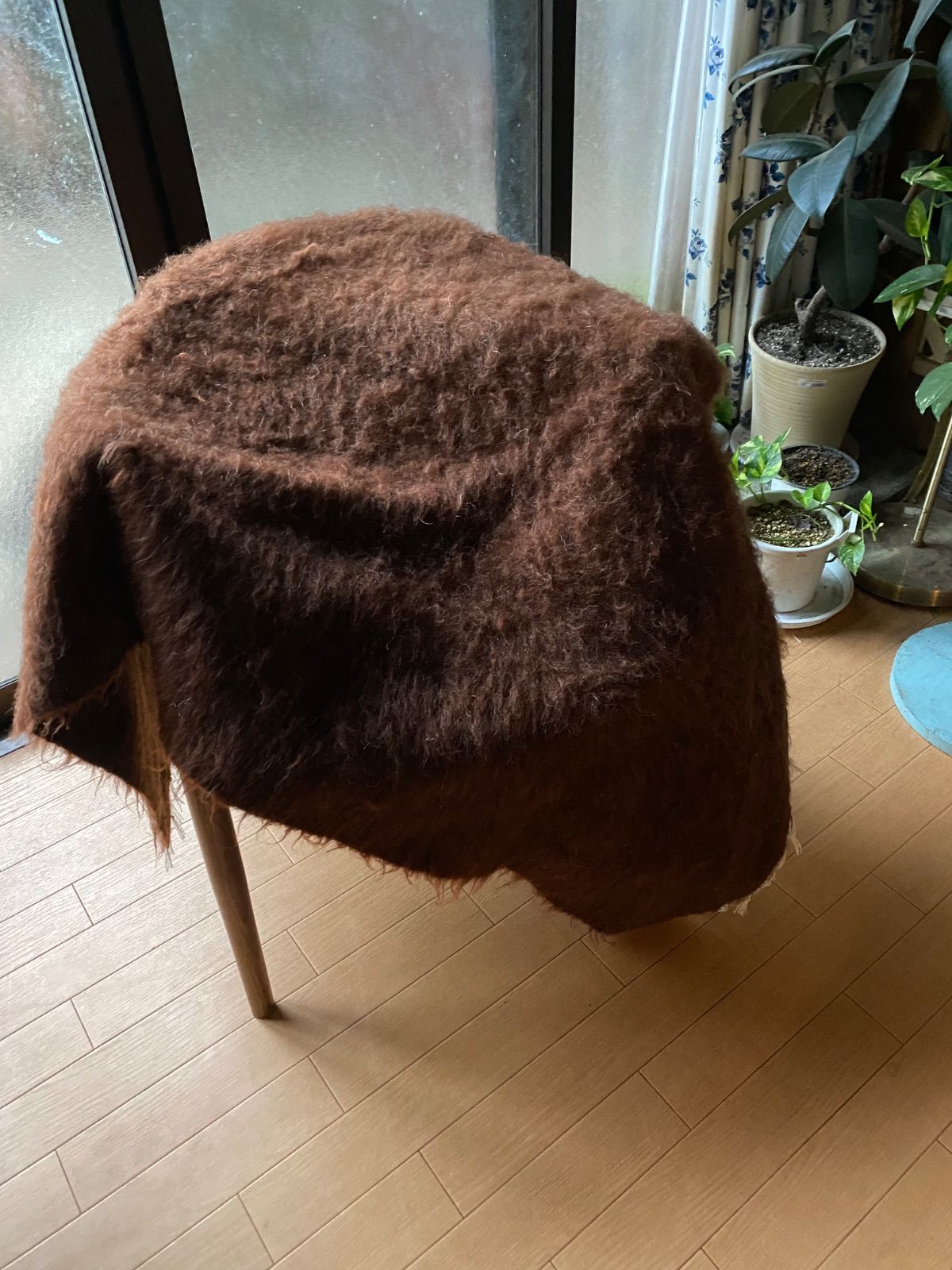 1枚のみトルコ発シイルトバッタニイェ アンゴラヤギのモヘアで織られた手織りの毛布 まるでクマのぬいぐるみのような手触り 当店のみのサイズ80×130大きめ膝掛けサイズ チョコレート色 テーブルクロス ソファや車にも キャンプにも一枚あると四季を通じて便利 MARWIL-DEMENAGEMENTS_CH