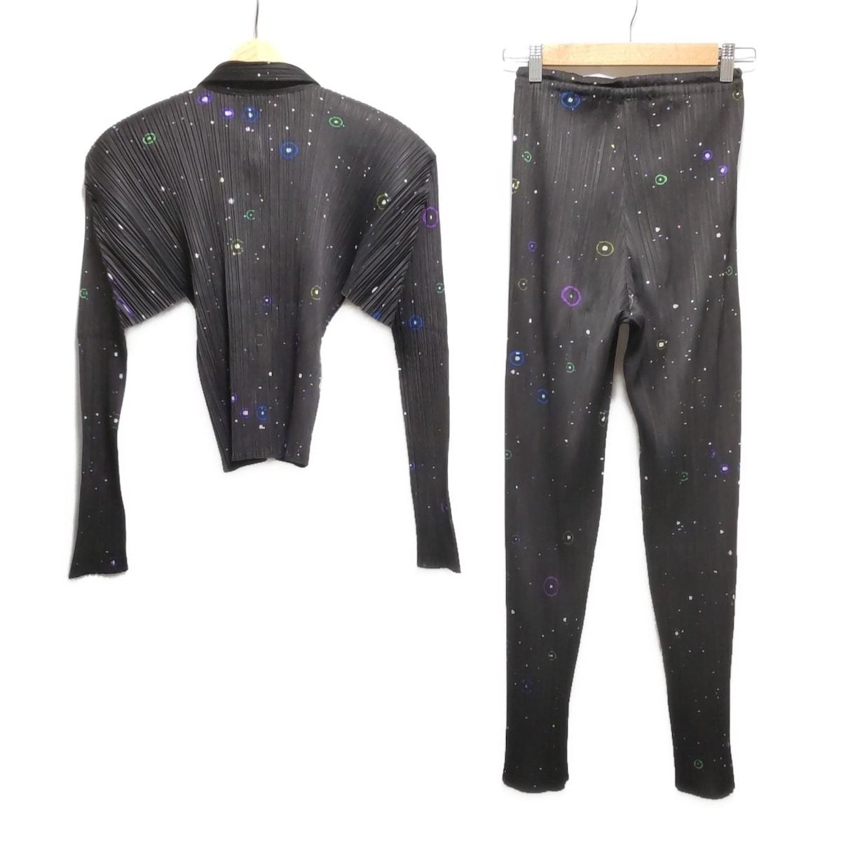 PLEATS PLEASE プリーツプリーズ レディースパンツセットアップ レディース - 黒×マルチ プリーツ ウエストゴム