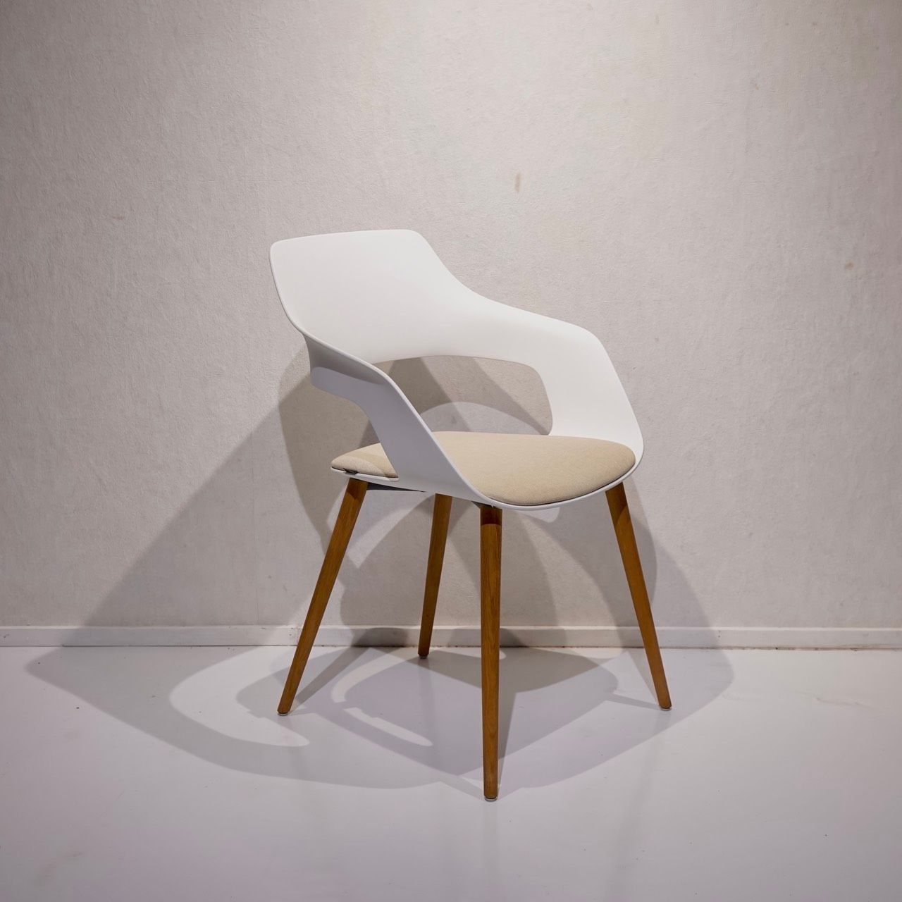 Wilkhahn ウィルクハーン Occo オッコ アームチェア ダイニングチェア デスクチェア 椅子 チェア ファブリック座面 木脚 北欧 モダン ナチュラル