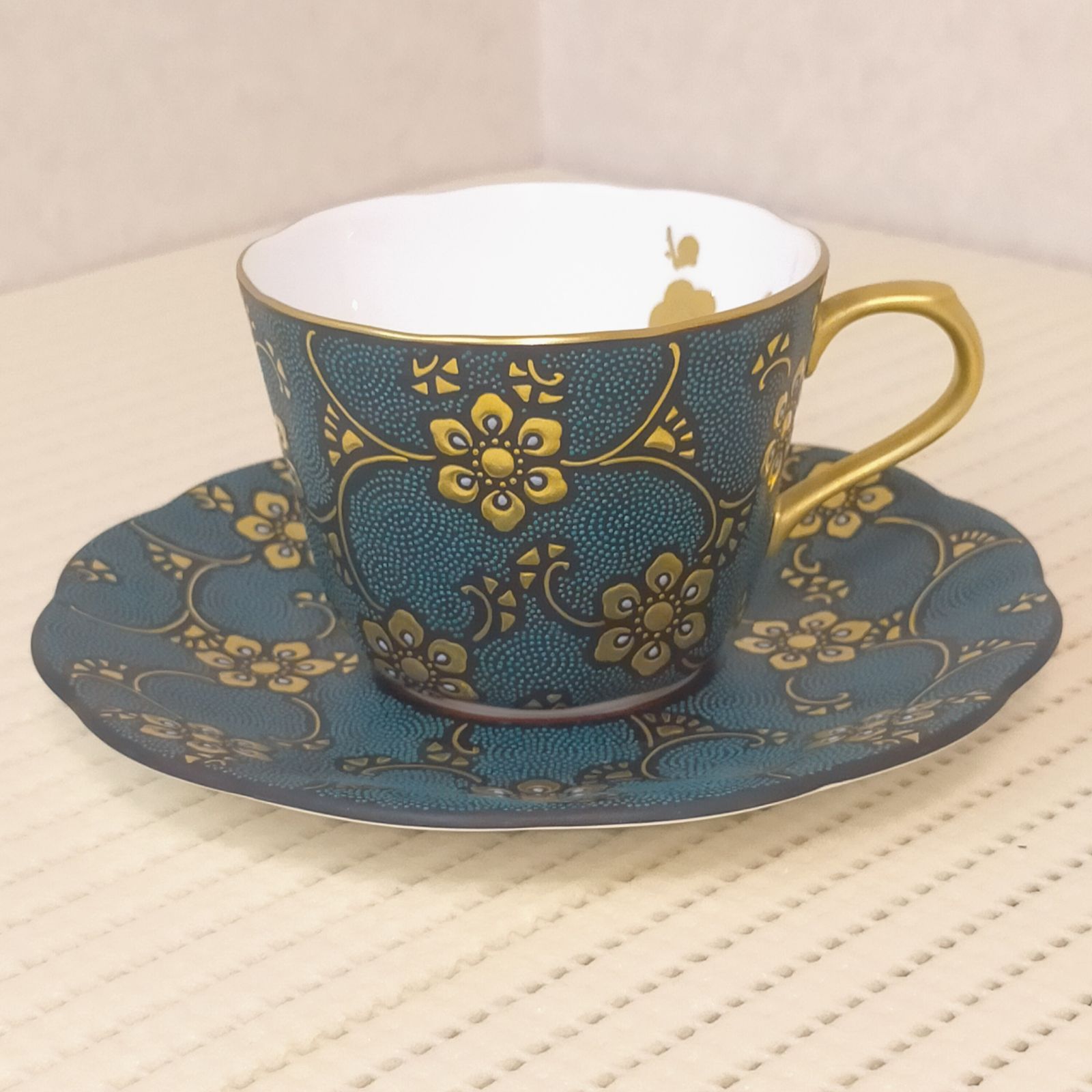 九谷錦玉 渦打青粒珈琲椀皿 盛金宝相華唐草 中田錦玉 九谷焼 仏教美術 共布 共箱 しおり