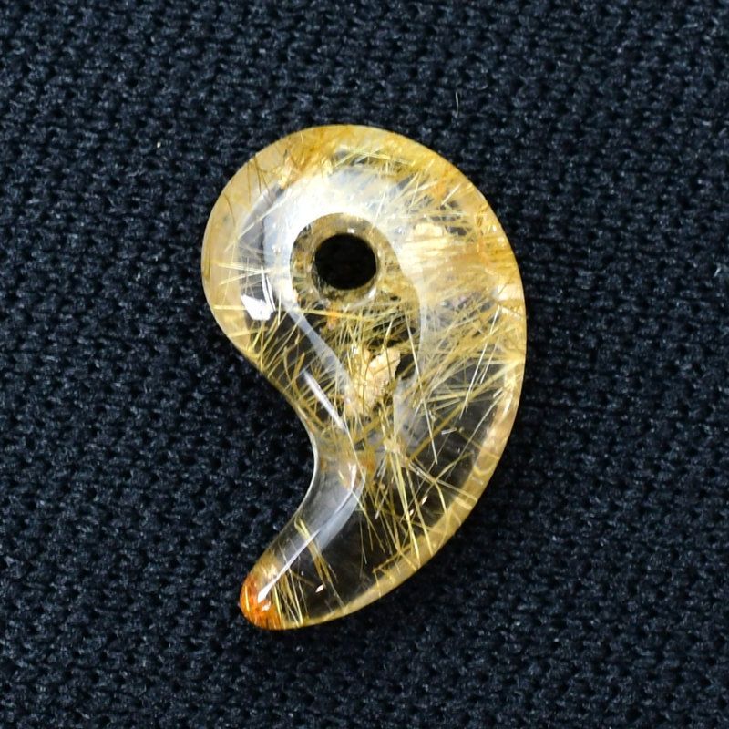 まるで小宇宙 きらめきとインクルージョンが神秘的 人気 勾玉 ゴールド ルチル クォーツ 一点物 KMr65 お守り効果 力が宿る パワーストーン 勝負運 金運 目標達成 プレゼント 守護石 京海堂 天然石の卸 京の蔵