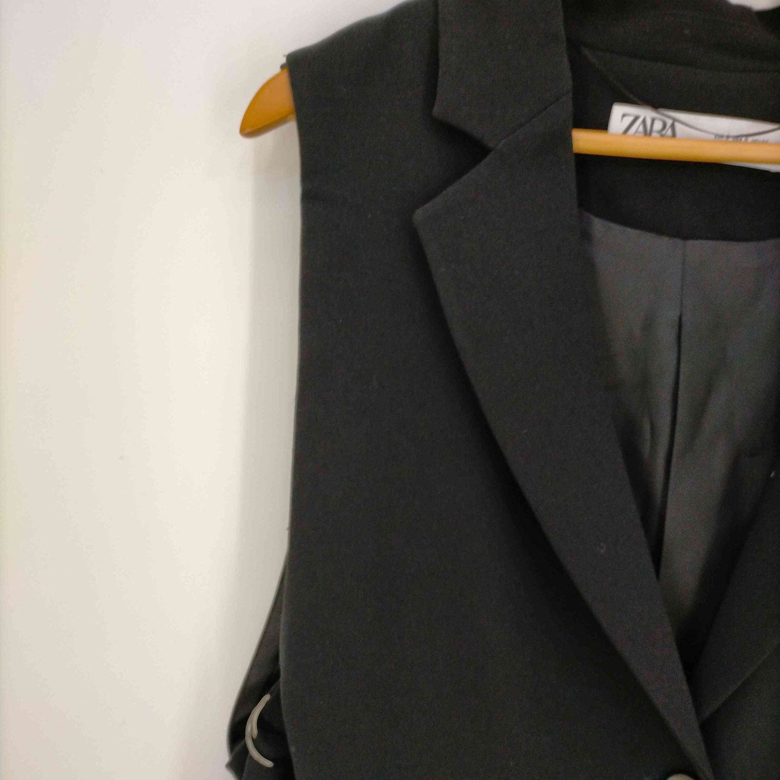 ZARA スリット入りベスト　ベージュ ZARA スリット入りベスト ベージュ - メルカリ