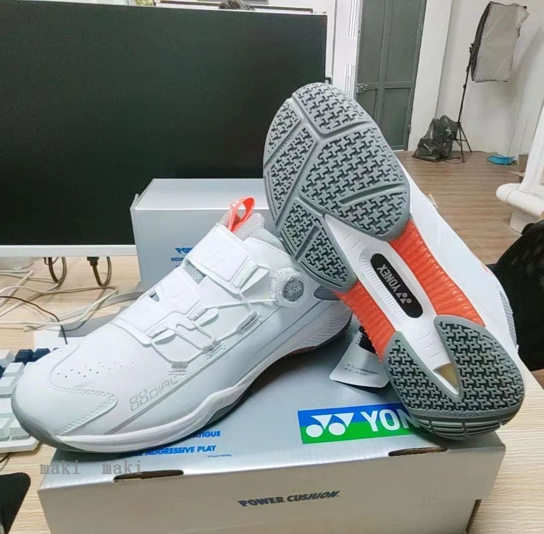 YONEX