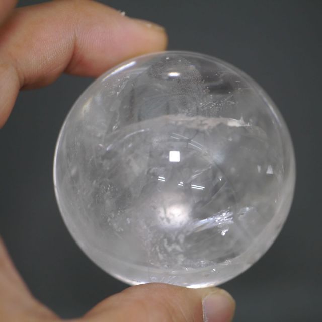 虹入り水晶 丸玉 台座付き A 直径 22mm アイリスクォーツ ブラジル産