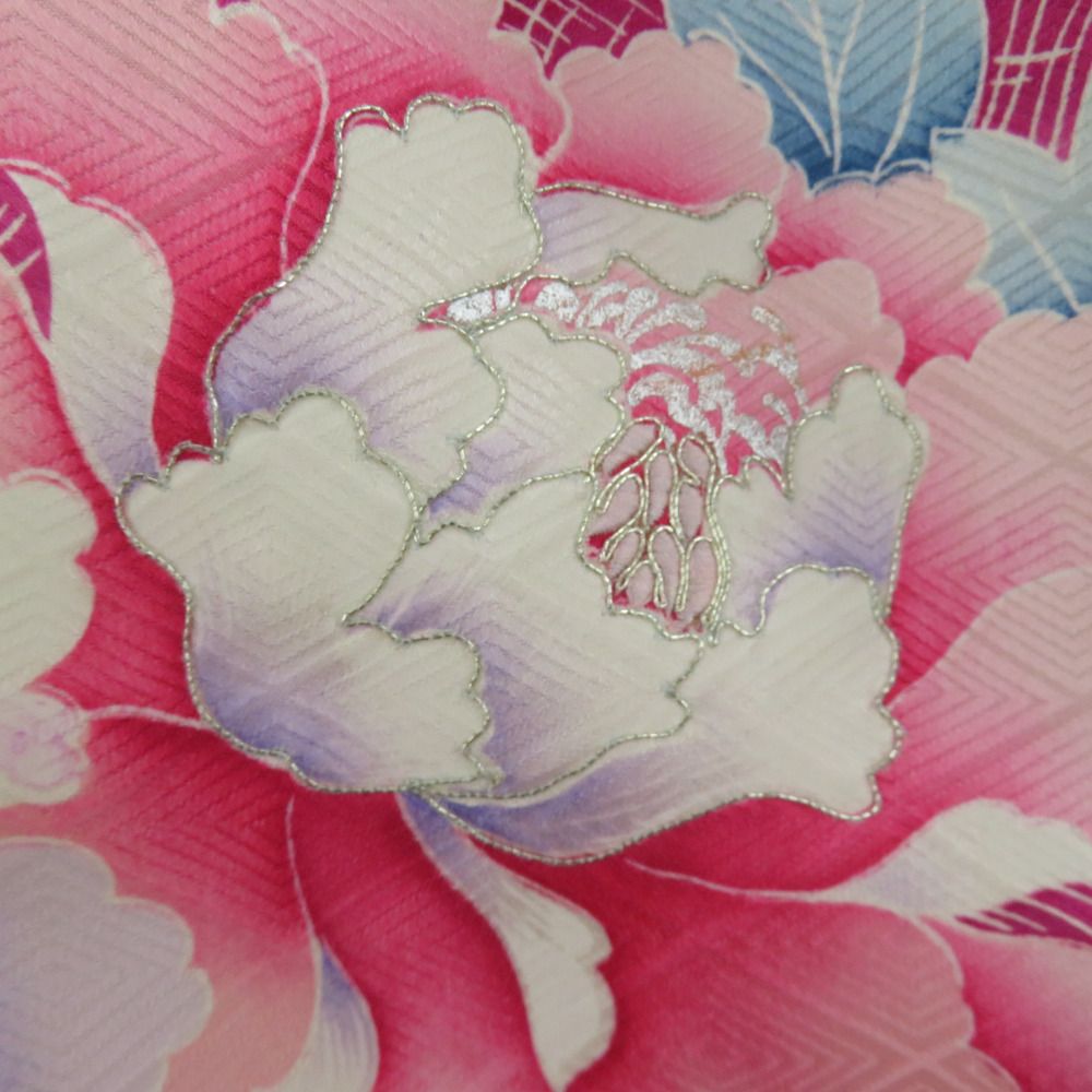 振袖 白色ｘピンク色ｘ紫色 刺繍入り 牡丹に孔雀の羽根文様 ぼかし染め 正絹 袷 広衿 成人式 仕立て上がり 身丈161cm 【キモノオフ野々市若松店】 振袖 白色xピンク色x紫色 刺繍入り 牡丹に孔雀の羽根文様 ぼかし染め