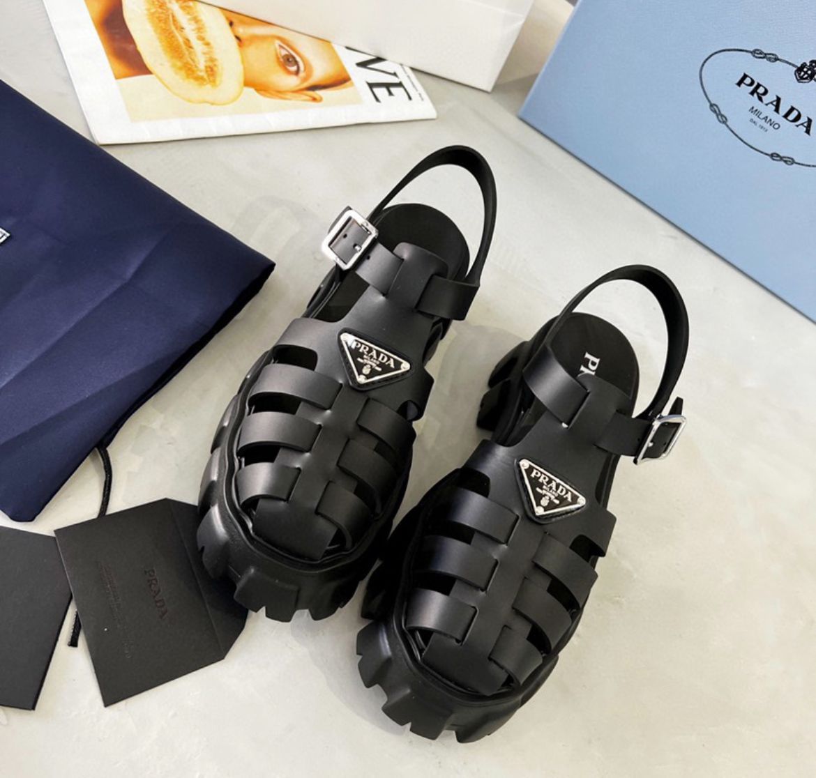 PRADA モノリス ラバー サンダル 9 PRADA(プラダ)のメンズ PRADA 人気