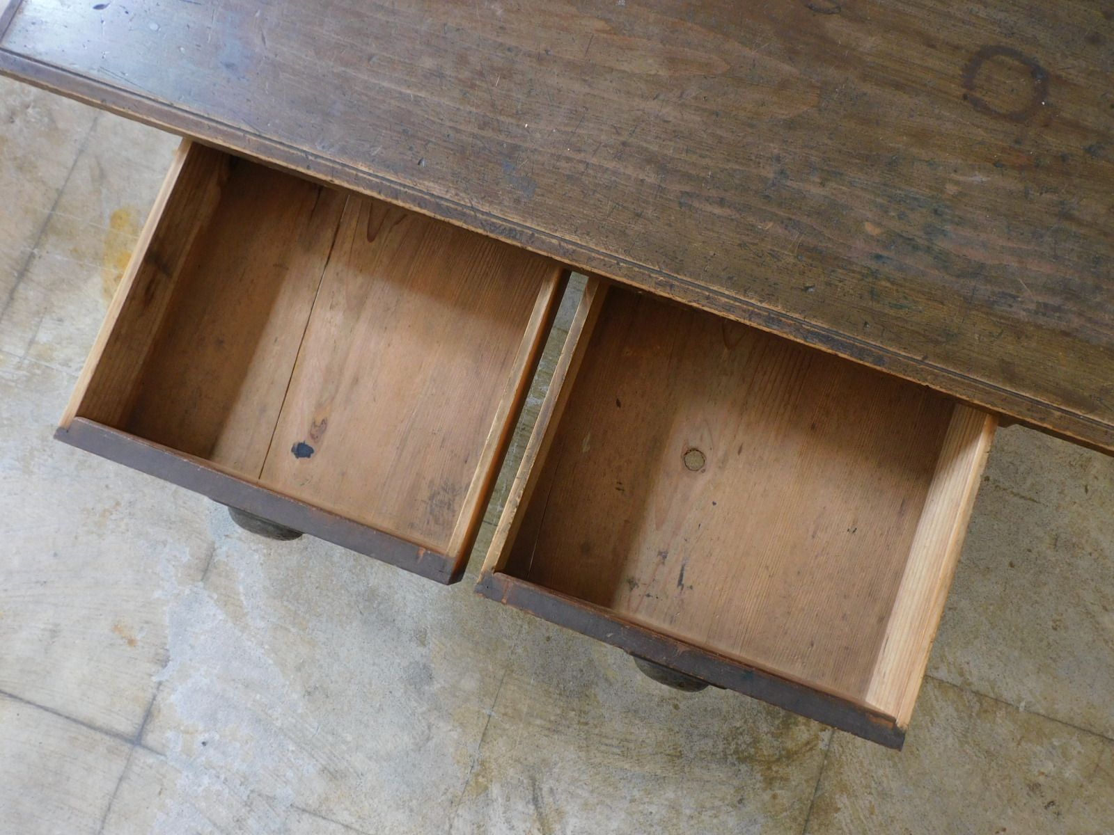 ろくろ脚のローテーブル