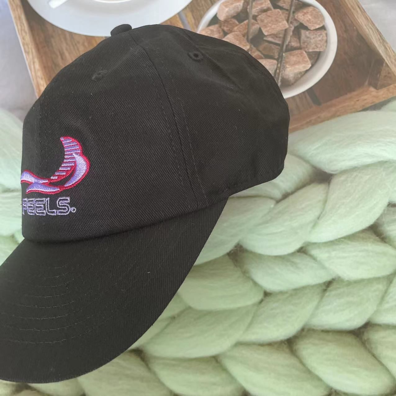FEELS. LOGO CAP BLACK 上杉柊平 上杉柊平着用！FEELS. LOGO CAP BLACK 帽子 キャップ キャップ